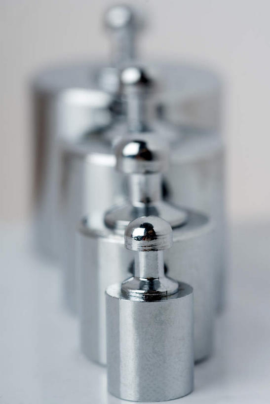 无人,竖图,俯视,室内,特写,白天,白色背景,静物,金属制品,一排,阴影,朦胧,模糊,整齐,反射,金属,砝码,影子,排列,四个,重量,摄影,影棚,衡量,队列,计量,量具,质量,彩图,高角度拍摄,影棚拍摄,拍摄