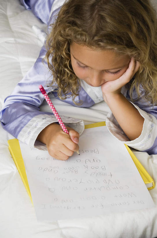 西方人,儿童,一个人,竖图,俯视,室内,白天,纯洁,欧洲,欧洲人,仅一个女性,仅一个人,撑,握,阴影,睡衣,反射,笔,影子,办公用品,托腮,注视,文具,小孩,铅笔,学习用品,低头,观察,看,趴着,托,仅一个小孩,功课,思考,可爱,童年,童趣,握着,作业,观看,文具用品,一支,察看,关注,托下巴,童真,烂漫,无邪,思虑,寝衣,天真,女孩,女人,女性,白种人,孩子,趴,半身,彩图,高角度拍摄,女生