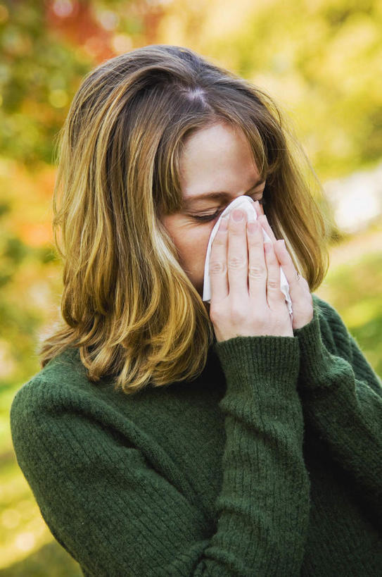 西方人,脸,头,脸颊,手,一个人,站,闭眼,竖图,室外,特写,白天,正面,毛衣,树林,植物,欧洲,欧洲人,双手,仅一个女性,仅一个人,朦胧,模糊,肩膀,树,树木,绿色,自然,站着,仅一个中年女性,难受,手部,遮,遮掩,忧伤,生长,成长,掩盖,遮挡,难过,尴尬,痛苦,惆怅,线衫,遮盖,掩饰,丢脸,难熬,难得,难堪,难看,为难,女人,女性,中年女性,白种人,头部,脸部,脸蛋,面部,闭眼睛,闭着眼,闭着眼睛,站立,半身,彩图,绒衣,套衫,套头毛衣,线衣