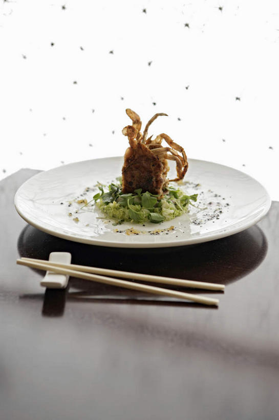 无人,竖图,俯视,室内,特写,白天,白色背景,烹饪,筷子,桌面,桌子,餐具,阴影,反射,木制,碟子,盘,影子,天妇罗,日本料理,料理,食品,筷架,筷枕,文化,传统,菜肴,美食,食物,盘子,木制品,碟,日式料理,日式,摄影,佳肴,影棚,礼节,筷子架,礼仪,天麸罗,海鲜天妇罗,进餐用具,彩图,高角度拍摄,影棚拍摄,拍摄