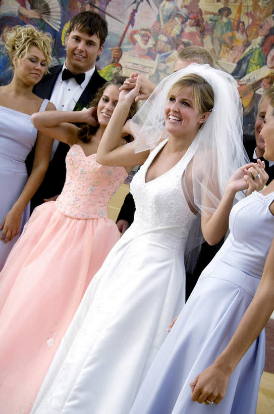 西方人,新娘,新郎,站,举,笑,微笑,露齿笑,竖图,室内,白天,正面,婚纱,衬衫,晚礼服,西装,婚礼,快乐,欧洲,欧洲人,五个人,套装,正装,庆祝,墙,领带,许多人,结婚,注视,职业装,墙壁,墙面,观察,看,托,站着,一群人,喜庆,观看,纪念,伴娘,察看,关注,男人,男性,年轻男性,年轻女性,女人,女性,白种人,举起,举手,举着,向上举,向上伸,向上托,站立,半身,彩图,衬衣,婚礼服,礼服,晚宴服,舞会服,洋服,洋装,夜礼服,高兴