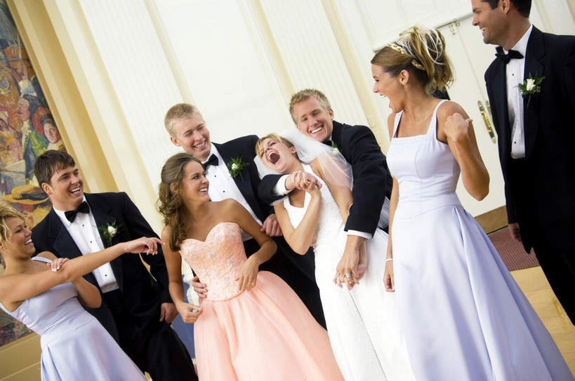 西方人,新娘,新郎,伙伴,朋友,站,抱,笑,微笑,露齿笑,横图,室内,白天,正面,婚纱,衬衫,晚礼服,西装,婚礼,快乐,友谊,欧洲,欧洲人,套装,正装,庆祝,墙,领带,许多人,结婚,注视,职业装,墙壁,墙面,白色,观察,看,站着,张嘴,一群人,喜庆,抱着,观看,纪念,伴郎,伴娘,察看,搂着,关注,张大嘴巴,友情,男人,男性,年轻男性,年轻女性,女人,女性,白种人,张开嘴,搂,搂抱,抬头,仰头,站立,半身,彩图,衬衣,婚礼服,礼服,晚宴服,舞会服,洋服,洋装,夜礼服,高兴