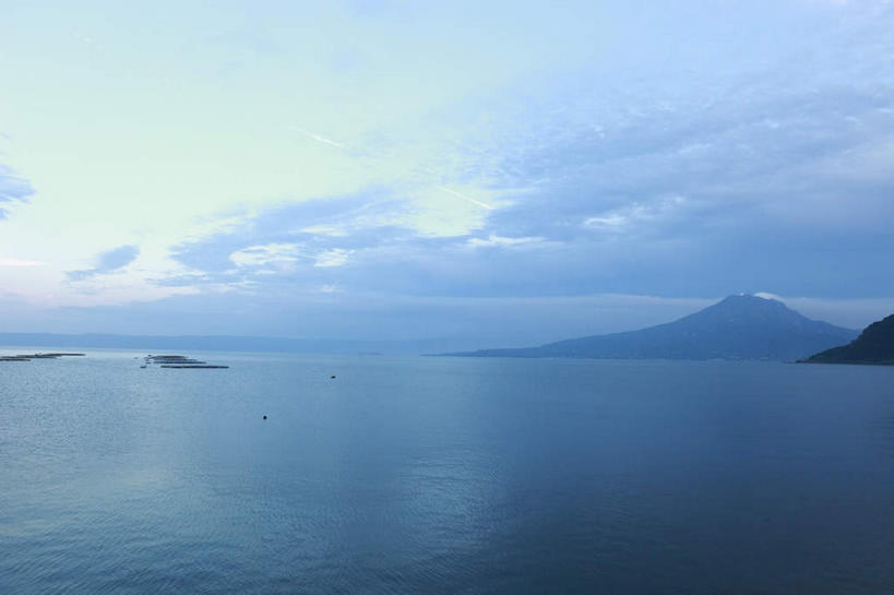 无人,横图,室外,白天,正面,旅游,度假,海浪,海洋,火山,美景,日落,沙滩,山,山脉,鹿儿岛,日本,亚洲,阴影,光线,沙子,影子,海岸,景观,浪花,山峰,水平线,晚霞,霞光,云,云朵,辽阔,海平线,沙地,山峦,云彩,娱乐,蓝色,白云,蓝天,天空,阳光,自然,海水,黄昏,群山,天,享受,休闲,广阔,景色,彩霞,放松,晴朗,一望无际,自然风光,海景,东亚,日本国,九州本岛,九州,九州岛,九州地方,鹿儿岛县,樱岛火山,樱岛,无边无际,一马平川,大海,风浪,海,海水的波动,海滩,活火山,近岸浪,涌浪,晴空,夕阳,彩图,水天相接,水天一线