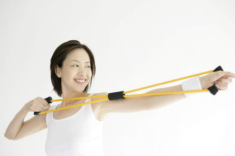 东方人,一个人,站,拉,笑,微笑,露齿笑,横图,室内,白天,白色背景,正面,亚洲,仅一个年轻女性,仅一个女性,仅一个人,阴影,服装,光线,背心,影子,扭头,注视,休闲装,黄种人,衣服,黄色,白色,绳子,观察,看,站着,转头,休闲,休闲服,摄影,服饰,影棚,观看,绳索,察看,关注,拉力器,年轻女性,女人,女性,亚洲人,站立,半身,彩图,影棚拍摄,拍摄