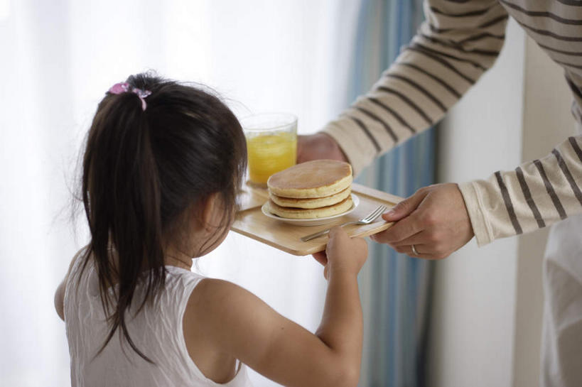 果汁,东方人,儿童,头,手,两个人,家庭,父亲,女儿,站,捧,笑,微笑,露齿笑,横图,室内,白天,窗户,窗帘,落地窗,杯子,餐具,亚洲,三只,握,阴影,服装,反射,木制,叉子,碟子,盘,影子,铜锣烧,黄金饼,一叠,注视,休闲装,黄种人,玻璃窗,相视,玻璃制品,饮料,小孩,背面,衣服,盘子,木制品,水杯,碟,观察,看,站着,休闲,温暖,温馨,父女,一家人,面对面,手部,休闲服,父爱,握着,服饰,观看,对视,和睦,察看,关注,餐刀,相对,餐叉,相看,男人,男性,年轻男性,女孩,女人,女性,亚洲人,孩子,头部,手臂,玻璃杯,进餐用具,端,端着,捧着,手捧,站立,半身,彩图,融洽,女生