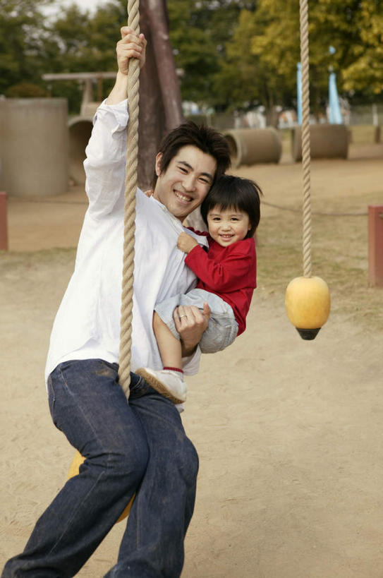 东方人,儿童,两个人,家庭,父亲,儿子,抱,笑,微笑,露齿笑,竖图,室外,白天,正面,纯洁,草地,草坪,植物,亚洲,两根,摇摆,夹,黄种人,草,小孩,绿色,绳子,荡秋千,温暖,温馨,父子,一家人,抓,父爱,可爱,童年,童趣,抱着,绳索,摇曳,和睦,搂着,摇晃,童真,烂漫,无邪,扭捏,摇荡,天真,男孩,男人,男性,年轻男性,亚洲人,孩子,年轻人,怀抱,搂,搂抱,相抱,拥抱,半身,彩图,融洽,男生
