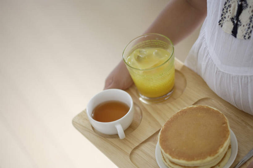 果汁,东方人,儿童,一个人,站,捧,横图,俯视,室内,白天,纯洁,窗户,地板,沙发,杯子,餐具,亚洲,仅一个女性,仅一个人,阴影,服装,反射,叉子,瓷器,碟子,盘,影子,铜锣烧,黄金饼,咖啡杯,陶瓷制品,地面,一杯,餐盘,注视,休闲装,黄种人,木地板,玻璃窗,玻璃制品,饮料,三个,小孩,衣服,盘子,水杯,碟,观察,看,站着,仅一个小孩,休闲,休闲服,可爱,童年,童趣,一盘,服饰,观看,察看,关注,瓷杯,布艺沙发,童真,烂漫,无邪,餐叉,天真,女孩,女人,女性,亚洲人,孩子,玻璃杯,进餐用具,端,端着,捧着,手捧,站立,半身,彩图,高角度拍摄,女生