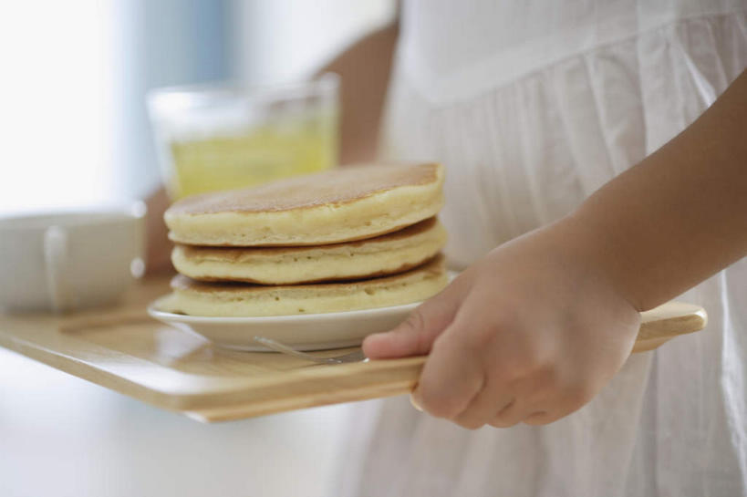 果汁,东方人,儿童,一个人,站,捧,横图,室内,白天,侧面,纯洁,窗户,窗帘,沙发,杯子,餐具,亚洲,仅一个女性,仅一个人,阴影,服装,朦胧,模糊,反射,叉子,瓷器,碟子,盘,影子,铜锣烧,黄金饼,咖啡杯,陶瓷制品,一杯,餐盘,注视,休闲装,黄种人,玻璃窗,玻璃制品,饮料,三个,小孩,衣服,盘子,水杯,碟,观察,看,站着,仅一个小孩,休闲,休闲服,可爱,童年,童趣,一盘,服饰,观看,察看,关注,瓷杯,布艺沙发,童真,烂漫,无邪,餐叉,天真,女孩,女人,女性,亚洲人,孩子,玻璃杯,进餐用具,端,端着,捧着,手捧,站立,半身,彩图,女生