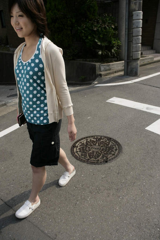 东方人,一个人,走,笑,微笑,露齿笑,竖图,俯视,室外,白天,道路,路,公路,亚洲,仅一个年轻女性,仅一个女性,仅一个人,握,阴影,服装,光线,影子,井盖,分界线,记事本,停车线,交通,拿,拿着,注视,休闲装,黄种人,衣服,阳光,本子,笔记本,观察,看,休闲,休闲服,握着,服饰,井,观看,车行道,车行道分界线,察看,关注,标线,车行线,年轻女性,女人,女性,亚洲人,马路,步行,散步,走路,彩图,高角度拍摄,全身