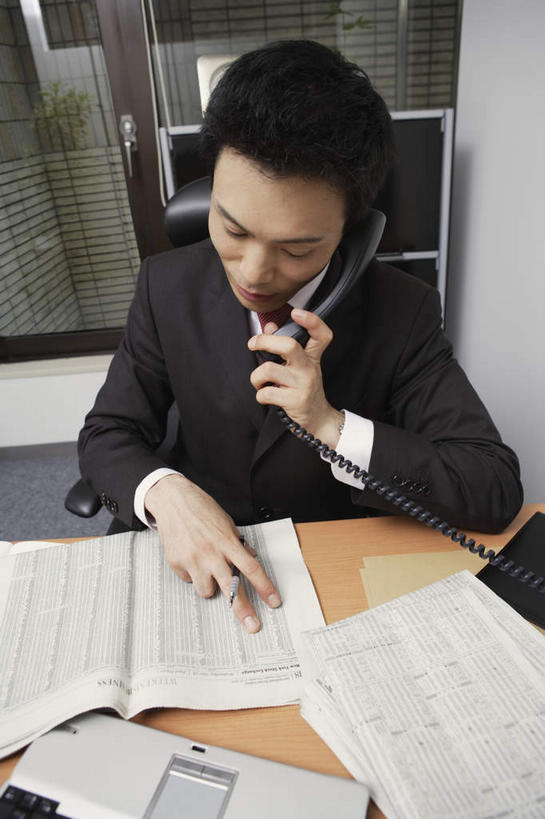 东方人,一个人,商务人士,商务男性,办公室,打电话,竖图,俯视,室内,白天,衬衫,家具,桌子,电话,亚洲,仅一个男性,仅一个人,许多,握,指,套装,材料,档案,文件,办公桌,摊开,注视,黄种人,通讯设备,仅一个年轻男性,黑色,话筒,资料,观察,看,电话线,握着,观看,察看,指着,关注,文档,商务装,工薪阶层,一部,办公家具,放开,交流,男人,男性,年轻男性,亚洲人,白领,上班族,电话机,沟通,通话,半身,彩图,高角度拍摄,衬衣,短发