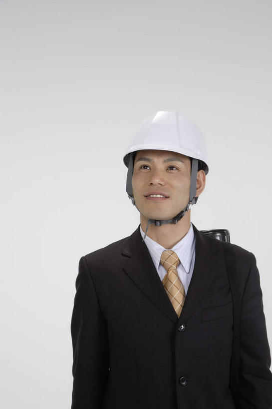 东方人,一个人,商务人士,商务男性,站,笑,微笑,露齿笑,竖图,室内,白天,白色背景,正面,衬衫,帽子,亚洲,仅一个男性,仅一个人,仅一个中年男性,套装,头盔,注视,黄种人,安全帽,容器,观察,看,站着,摄影,影棚,观看,储藏,察看,筒,储存,关注,商务装,工薪阶层,一顶,男人,男性,中年男性,亚洲人,白领,上班族,站立,半身,彩图,影棚拍摄,衬衣,拍摄,贮存