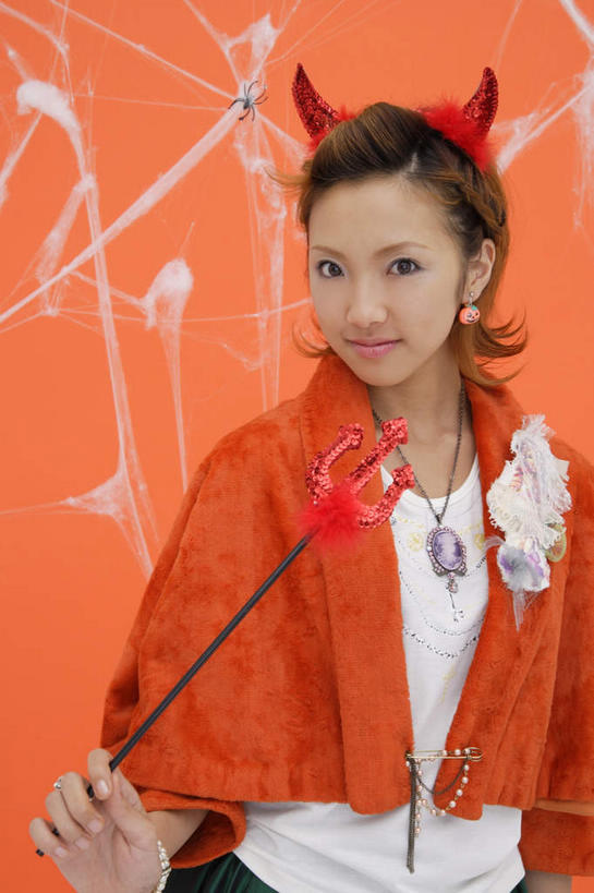 东方人,一个人,站,笑,微笑,竖图,室内,白天,正面,亚洲,仅一个年轻女性,仅一个女性,仅一个人,橙色背景,节日,庆祝,蜘蛛网,网,墙,棕色,注视,黄种人,文化,墙壁,墙面,黑色,观察,看,站着,庆典,万圣节,摄影,影棚,观看,纪念,察看,关注,魔法棒,蛛网,妆扮,捕杀,猎取,年轻女性,女人,女性,亚洲人,长发,站立,半身,彩图,影棚拍摄,打扮,装扮,拍摄,短发