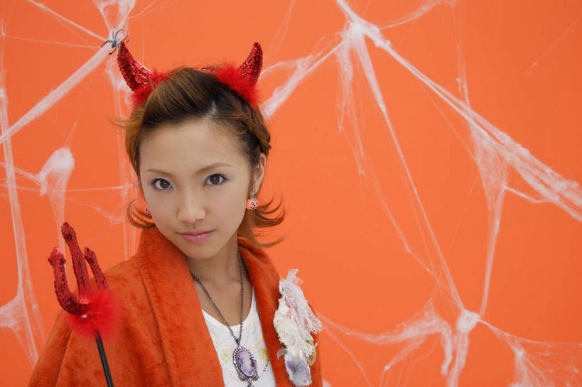 东方人,一个人,站,笑,微笑,横图,室内,白天,正面,亚洲,仅一个年轻女性,仅一个女性,仅一个人,橙色背景,节日,庆祝,蜘蛛网,网,墙,棕色,注视,黄种人,文化,墙壁,墙面,黑色,观察,看,站着,庆典,万圣节,摄影,影棚,观看,纪念,察看,关注,魔法棒,蛛网,妆扮,捕杀,猎取,年轻女性,女人,女性,亚洲人,长发,站立,半身,彩图,影棚拍摄,打扮,装扮,拍摄,短发