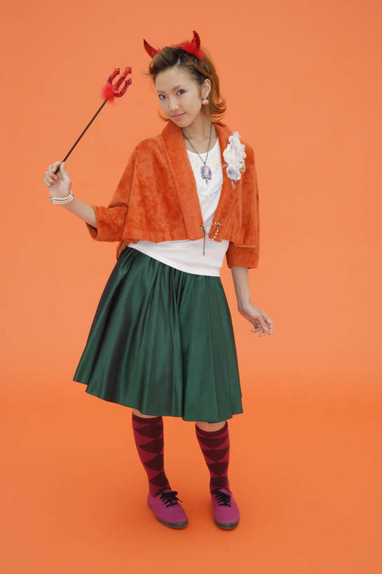 东方人,一个人,站,笑,微笑,竖图,室内,白天,正面,项链,亚洲,仅一个年轻女性,仅一个女性,仅一个人,橙色背景,服装,节日,庆祝,墙,棕色,注视,黄种人,文化,墙壁,墙面,装饰品,衣服,黑色,饰品,首饰,观察,看,站着,庆典,万圣节,摄影,服饰,影棚,观看,纪念,察看,衣着,穿着,关注,魔法棒,衣饰,妆扮,年轻女性,女人,女性,亚洲人,长发,站立,彩图,全身,影棚拍摄,打扮,装扮,拍摄,短发