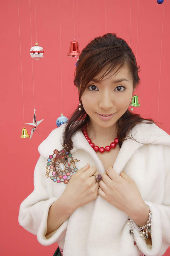 东方人,一个人,站,笑,微笑,竖图,室内,白天,正面,项链,亚洲,仅一个年轻女性,仅一个女性,仅一个人,吊挂,悬挂,红色背景,服装,装饰,挂饰,圣诞球,挂,注视,休闲装,黄种人,球,装饰品,衣服,白色,黑色,饰品,首饰,观察,看,站着,休闲,球体,休闲服,摄影,服饰,影棚,观看,华丽,修饰,点缀,察看,关注,衬托,美观,雅致,雅观,年轻女性,女人,女性,亚洲人,长发,站立,半身,彩图,影棚拍摄,拍摄