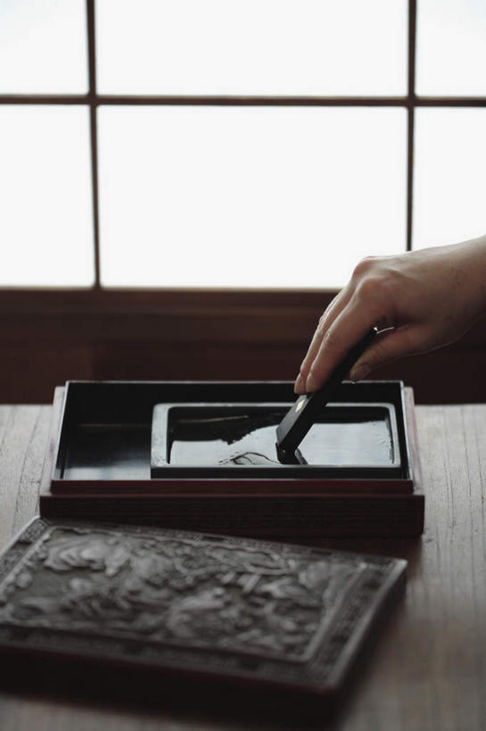 东方人,手,一个人,竖图,室内,特写,白天,侧面,桌子,亚洲,仅一个男性,仅一个人,握,阴影,光线,砚台,影子,拿,拿着,黄种人,书桌,仅一个年轻男性,磨,课桌,手部,握着,墨,单手,文房四宝,男人,男性,年轻男性,亚洲人,半身,彩图