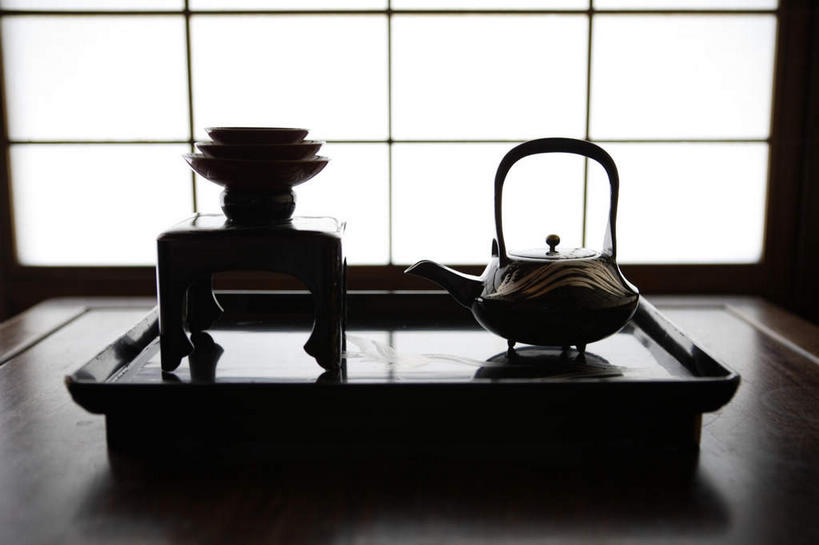 无人,横图,俯视,室内,特写,白天,餐桌,窗户,桌子,静物,杯子,餐具,阴影,反射,碟子,壶,盘,影子,陶瓷,陶瓷制品,玻璃窗,水壶,两个,盘子,茶壶,水杯,碟,餐台,手柄,茶杯,彩图,高角度拍摄