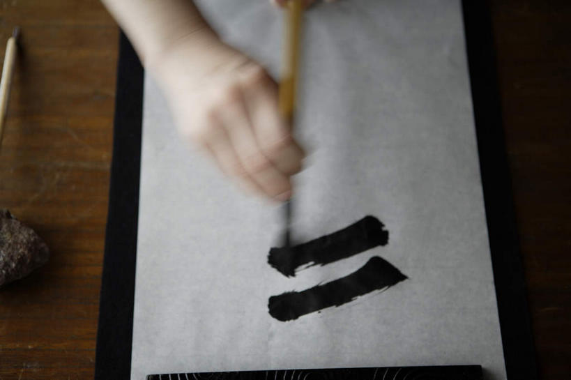 东方人,手,一个人,横图,室内,特写,白天,侧面,桌子,亚洲,仅一个男性,仅一个人,握,笔,毛笔,办公用品,拿,拿着,黄种人,书桌,文具,仅一个年轻男性,课桌,学习用品,手部,握着,单手,文具用品,一支,书写,文房四宝,誊写,男人,男性,年轻男性,亚洲人,半身,彩图