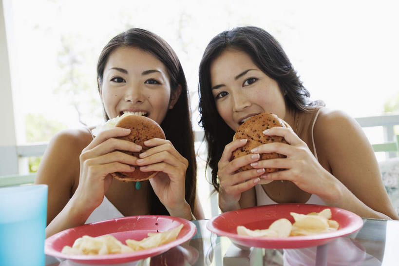 东方人,两个人,伙伴,朋友,栏杆,坐,举,笑,微笑,露齿笑,横图,室外,白天,正面,烹饪,西餐,友谊,餐桌,桌子,餐具,亚洲,握,服装,碟子,盘,栅栏,塑料,篱笆,围栏,汉堡,料理,食品,拿,拿着,注视,休闲装,黄种人,薯条,菜肴,美食,护栏,食物,两个,衣服,粉色,蓝色,蓝天,天空,盘子,塑料制品,碟,快餐,天,观察,看,托,休闲,休闲服,西式,握着,服饰,佳肴,晴朗,餐台,观看,察看,关注,西式快餐,垃圾食品,万里无云,友情,年轻女性,女人,女性,亚洲人,晴空,晴空万里,举起,举手,举着,向上举,向上伸,向上托,坐着,半身,彩图