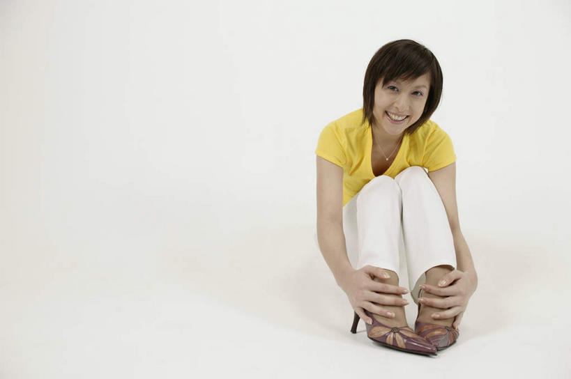 东方人,脚,一个人,坐,笑,微笑,露齿笑,横图,室内,白天,白色背景,正面,亚洲,仅一个年轻女性,仅一个女性,仅一个人,握,服装,休闲装,黄种人,脚部,衣服,白色,黑色,休闲,休闲服,握着,摄影,服饰,影棚,年轻女性,女人,女性,亚洲人,脚踝,坐着,彩图,全身,影棚拍摄,拍摄,短发