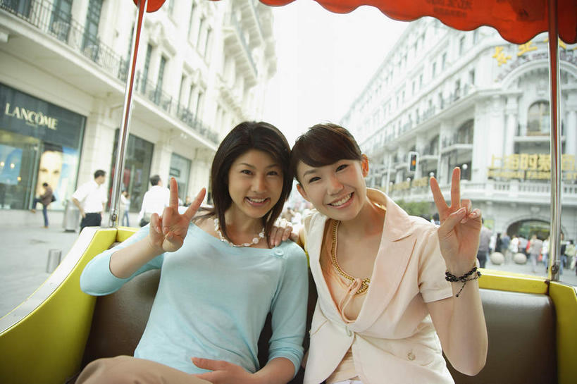 东方人,两个人,伙伴,朋友,坐,笑,微笑,露齿笑,横图,室外,白天,正面,旅游,度假,快乐,兴奋,友谊,骄傲,成功,胜利,标志建筑,地标,建筑,观光车,项链,上海,中国,亚洲,服装,注视,休闲装,黄种人,娱乐,建设,装饰品,衣服,饰品,首饰,观察,看,手势,享受,休闲,休闲服,旅游胜地,放松,自信,服饰,观看,申,察看,关注,东亚,上海市,中华人民共和国,沪,华东地区,友情,年轻女性,女人,女性,亚洲人,坐着,半身,彩图,欢乐,开心