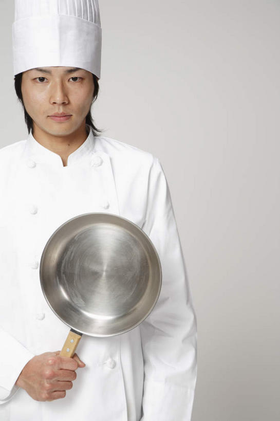 东方人,一个人,厨师,竖图,室内,白天,白色背景,正面,工作服,制服,餐具,帽子,亚洲,仅一个男性,仅一个人,黄种人,仅一个年轻男性,摄影,影棚,煎锅,厨师帽,工作制服,男人,男性,年轻男性,亚洲人,厨师长,厨子,大厨,主厨,进餐用具,烹调用具,半身,彩图,影棚拍摄,工作套服,拍摄