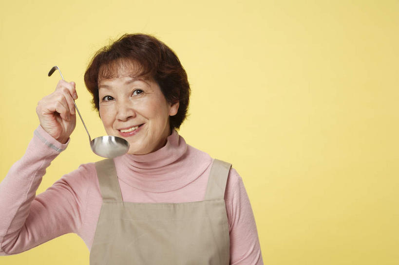 东方人,一个人,站,笑,微笑,露齿笑,横图,室内,白天,正面,餐具,亚洲,仅一个女性,仅一个人,黄色背景,服装,注视,休闲装,黄种人,衣服,黑色,汤勺,观察,看,站着,休闲,休闲服,摄影,服饰,仅一个老年女性,影棚,观看,察看,关注,老年女性,女人,女性,亚洲人,进餐用具,烹调用具,站立,半身,彩图,影棚拍摄,拍摄,短发