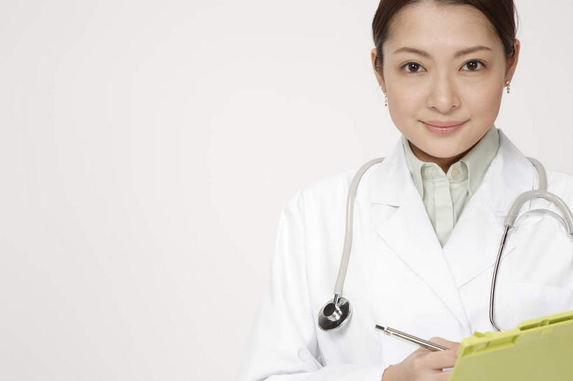 东方人,一个人,医生,站,笑,微笑,露齿笑,横图,室内,白天,白色背景,正面,工作服,制服,亚洲,仅一个年轻女性,仅一个女性,仅一个人,握,笔,材料,档案,文件,办公用品,圆珠笔,拿,拿着,注视,黄种人,文具,听诊器,学习用品,资料,观察,看,站着,医护人员,医疗人员,握着,摄影,影棚,观看,文具用品,察看,医疗设备,白大褂,关注,文档,医疗器械,医疗工具,工作制服,病历表,检测工具,年轻女性,女人,女性,亚洲人,大夫,站立,半身,彩图,影棚拍摄,工作套服,拍摄