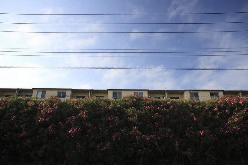 无人,家,横图,室外,白天,仰视,度假,美景,城市风光,城市,神奈川,日本,亚洲,电力,电线,线,房屋,墙,屋子,景观,云,云朵,电能,神奈川县,线路,云彩,娱乐,楼房,墙壁,墙面,住宅,蓝色,白云,蓝天,天空,天,享受,休闲,景色,放松,晴朗,电,电源,电源线,能量,东亚,本州,关东地方,本州岛,日本国,藤泽,藤泽市,晴空,彩图,低角度拍摄,房子