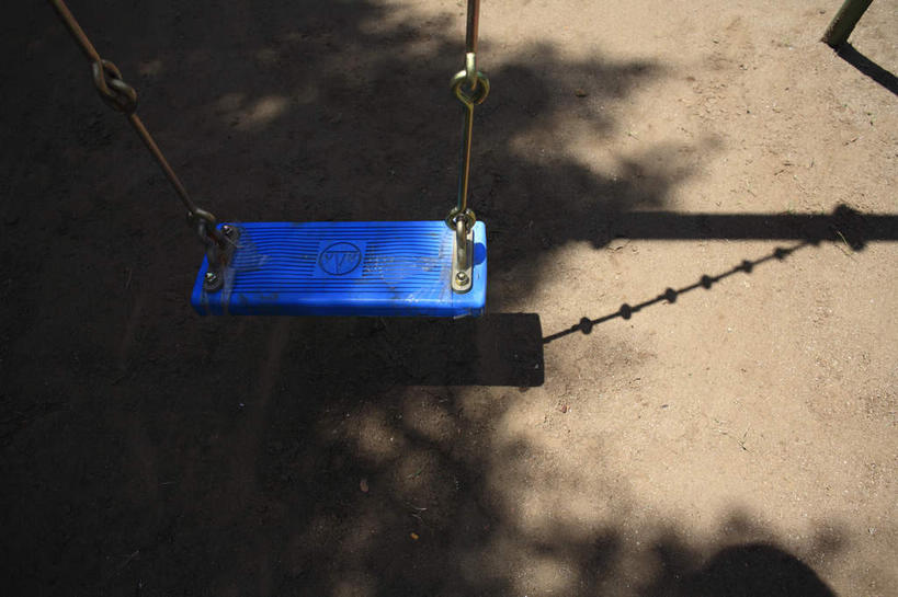 无人,横图,俯视,室外,白天,游戏,植物,金属制品,日本,亚洲,摇摆,阴影,反射,金属,影子,树影,千叶县,玩,娱乐,斑驳,树,树木,蓝色,绿色,自然,秋千,荡秋千,休闲,生长,成长,活动,锁链,发泄,消遣,智力,摇晃,东亚,本州,关东地方,本州岛,日本国,宣泄,千叶,玩耍,嬉戏,彩图,高角度拍摄