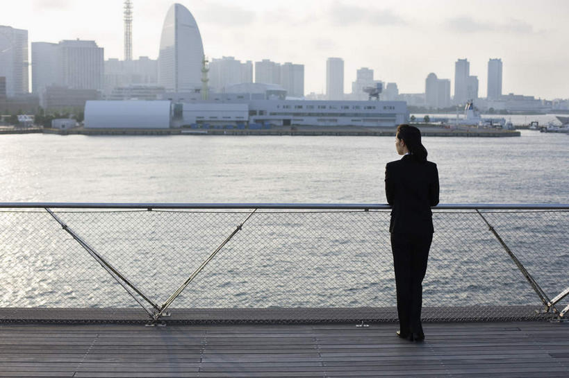 东方人,一个人,商务人士,商务女性,高楼大厦,栏杆,码头,站,横图,室外,白天,鞋,度假,河流,美景,水,城市风光,标志建筑,城市,大厦,地标,港口,建筑,摩天大楼,鞋子,神奈川,日本,亚洲,仅一个年轻女性,仅一个女性,仅一个人,波纹,套装,正装,河水,景观,水流,云,云朵,建筑群,围栏,皮革,神奈川县,云彩,注视,黄种人,娱乐,建设,护栏,背面,白云,水纹,天空,波浪,天,观察,看,趴着,站着,享受,休闲,景色,放松,流动,观看,察看,关注,远看,商务装,工薪阶层,东亚,本州,关东地方,本州岛,日本国,工作制服,年轻女性,女人,女性,亚洲人,白领,上班族,趴,站立,彩图,全身,皮鞋,摆渡口,埠头,大楼,渡口,渡头,港湾,高层建筑,高楼,海港,货运码头,口岸,摩天楼,商港