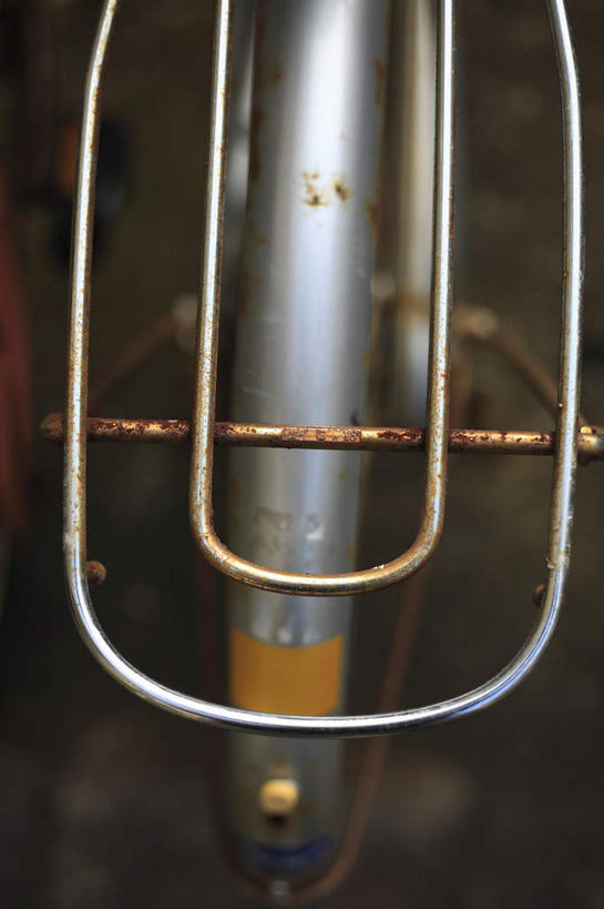 无人,竖图,俯视,室外,特写,白天,正面,自行车,金属制品,日本,亚洲,铁制,朦胧,模糊,破旧,陈旧,生锈,金属,神奈川县,车,脚踏车,交通工具,残破,载具,东亚,日本国,藤泽市,彩图,高角度拍摄