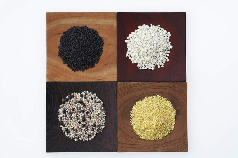 无人,横图,俯视,室内,特写,白天,白色背景,农作物,小麦,餐桌,桌子,餐具,一堆,堆叠,堆积,碟子,盘,谷物,盘子,碟,稻谷,稻子,粟米,摄影,麦子,影棚,餐台,堆,小米,黑米,谷子,粟,粢米,彩图,高角度拍摄,影棚拍摄,拍摄