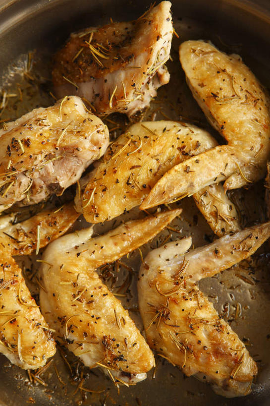 无人,竖图,俯视,室内,特写,白天,烹饪,餐具,许多,阴影,光线,翅膀,碟子,盘,影子,调味,鸡肉,肉,香料,佐料,料理,食品,很多,鸡翅,炸鸡翅,菜肴,美食,肉类,食物,阳光,盘子,碟,佳肴,枯茗,孜然,肉食,安息茴香,作料,彩图,高角度拍摄