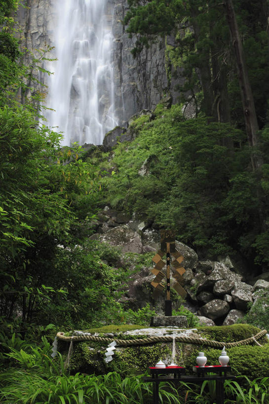 无人,竖图,室外,白天,正面,草地,草坪,石头,美景,瀑布,森林,树林,水,植物,日本,亚洲,一排,吊挂,悬挂,阴影,飞溅,整齐,溅,光线,板凳,罐子,石子,液体,影子,陶瓷,长凳,凳子,景观,水滴,陶瓷制品,挂,水珠,草,树,树木,排列,三个,绿色,阳光,自然,瓶子,景色,生长,成长,队列,喷洒,自然风光,东亚,本州,本州岛,日本国,近畿地方,近畿,和歌山,和歌山县,跌水,石块,岩石,彩图