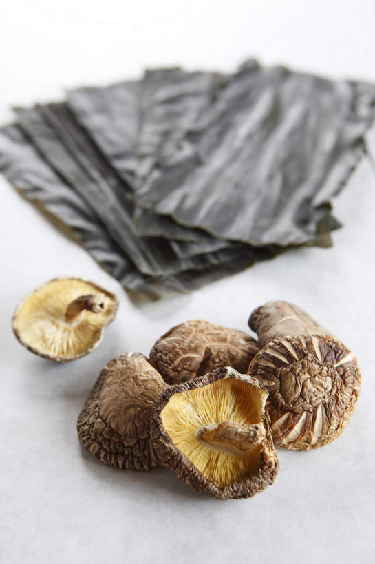 无人,竖图,俯视,室内,特写,白天,白色背景,餐桌,桌面,桌子,蔬菜,一堆,许多,堆叠,堆积,新鲜,干燥,菌菇,蘑菇,海带,食品,菌类,食物,食用菌,摄影,有机食品,绿色食品,影棚,餐台,堆,江白菜,彩图,高角度拍摄,影棚拍摄,拍摄