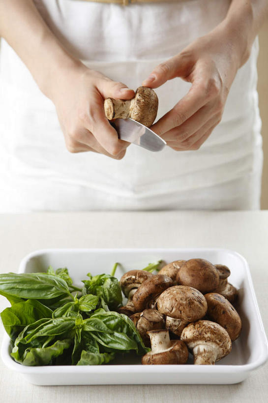 东方人,手,一个人,家庭主妇,站,竖图,俯视,室内,特写,白天,餐桌,厨房,蔬菜,金属制品,亚洲,双手,仅一个年轻女性,仅一个女性,仅一个人,切开,新鲜,金属,工具,菌菇,蘑菇,青椒,食品,刀具,菌类,餐盘,黄种人,食物,衣服,刀,切,站着,手部,食用菌,有机食品,绿色食品,菜刀,剖面,切面,大椒,菜椒,切菜刀,年轻女性,女人,女性,亚洲人,甜椒,柿子椒,灯笼椒,主妇,站立,半身,彩图,高角度拍摄