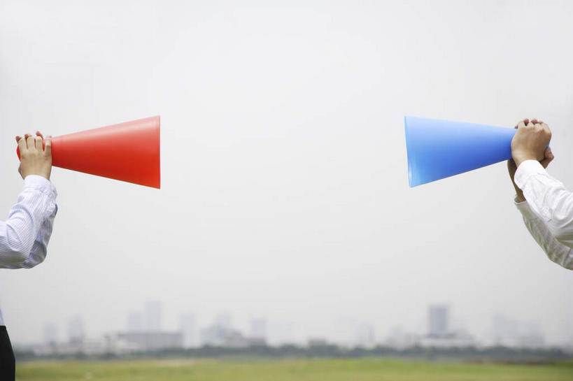 东方人,手,两个人,商务人士,商务男性,商务女性,家,横图,全景,室外,白天,侧面,衬衫,天际线,大厦,亚洲,灰色背景,套装,朦胧,模糊,房屋,屋子,公寓,黄种人,洋房,楼房,住宅,两个,红色,蓝色,天空,天,手部,扩音器,商务装,工薪阶层,袖口,男人,男性,年轻男性,女人,女性,亚洲人,白领,上班族,半身,彩图,衬衣,房子