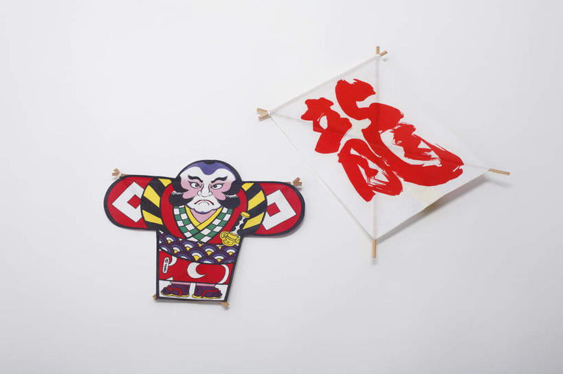 无人,横图,俯视,室内,特写,白天,白色背景,竹子,静物,标志,文字,字符,标识,竹竿,两个,风筝,汉字,放风筝,摄影,影棚,纸鸢,中文,放鹞子,鹞,鹞子,鸢,木鸢,国文,华文,彩图,高角度拍摄,影棚拍摄,拍摄