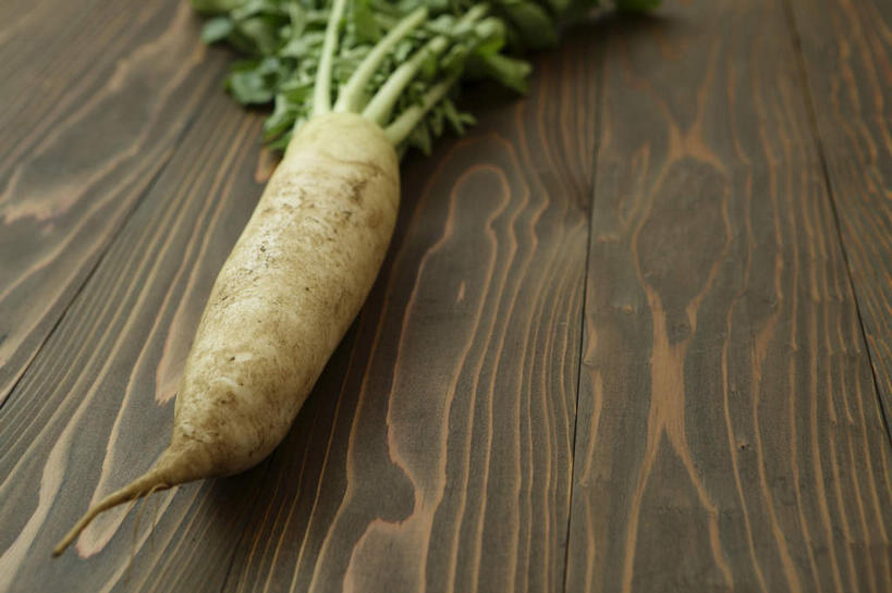 无人,横图,俯视,室内,特写,白天,餐桌,桌子,萝卜,白萝卜,蔬菜,朦胧,模糊,新鲜,泥土,土壤,食品,食物,一个,绿色,有机食品,绿色食品,单个,餐台,莱菔,彩图,高角度拍摄