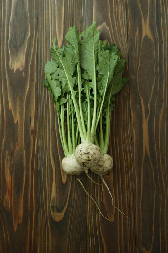 无人,竖图,俯视,室内,白天,餐桌,桌子,萝卜,白萝卜,蔬菜,新鲜,泥土,土壤,食品,球形,食物,三个,绿色,有机食品,绿色食品,餐台,莱菔,彩图,高角度拍摄