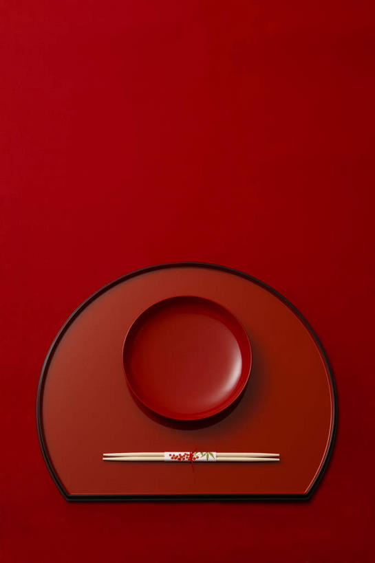 无人,竖图,俯视,室内,特写,白天,静物,餐具,托盘,两根,红色背景,碟子,盘,牙签,一个,盘子,碟,摄影,影棚,单个,进餐用具,烹调用具,彩图,高角度拍摄,影棚拍摄,拍摄