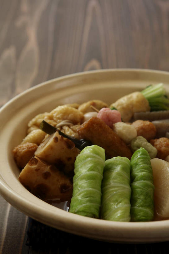 无人,竖图,俯视,室内,特写,白天,烹饪,餐桌,桌面,桌子,蔬菜,餐具,新鲜,木制,砂锅,肉,日本料理,料理,食品,猪肉,菜肴,美食,肉类,食物,木制品,日式料理,日式,佳肴,有机食品,绿色食品,餐台,肉食,炖菜,豚肉,进餐用具,烹调用具,彩图,高角度拍摄