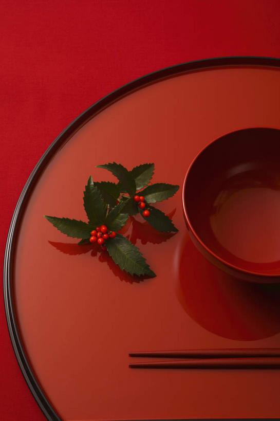 无人,竖图,俯视,室内,特写,白天,筷子,杯子,餐具,叶子,托盘,一双,红色背景,陶瓷,绿叶,陶瓷制品,文化,传统,一个,水杯,嫩叶,摄影,冬青,影棚,单个,礼节,礼仪,枸骨冬青,构骨,猫儿刺,鸟不宿,叶,叶片,茶杯,进餐用具,彩图,高角度拍摄,影棚拍摄,拍摄