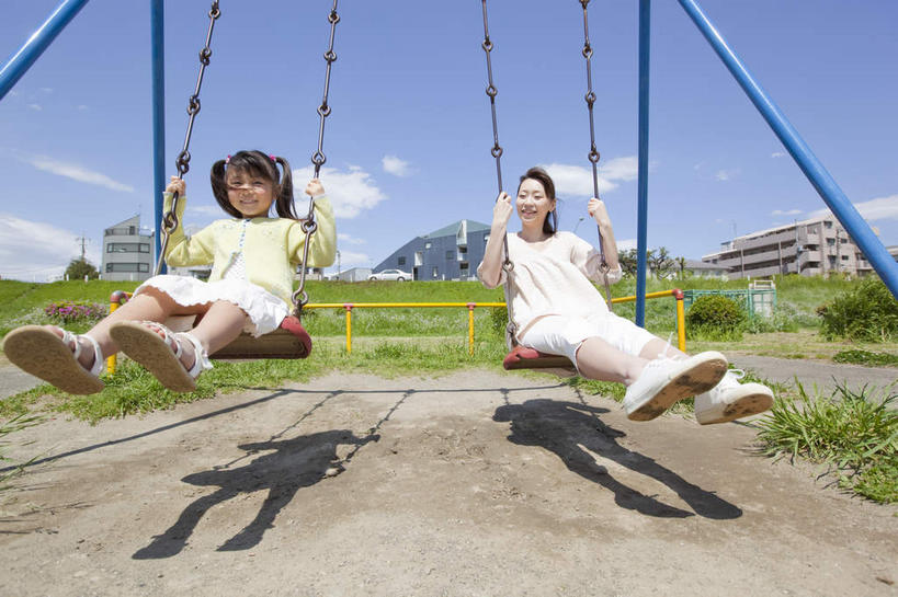 东方人,儿童,两个人,家庭,母亲,女儿,家,栏杆,坐,笑,微笑,露齿笑,横图,室外,白天,正面,凉鞋,鞋,裙子,纯洁,草地,草坪,植物,鞋子,金属制品,亚洲,握,摇摆,阴影,连衣裙,球鞋,反射,金属,影子,栅栏,支架,房屋,屋子,云,云朵,围栏,云彩,注视,黄种人,外套,护栏,楼房,住宅,草,小孩,衣服,黄色,蓝色,绿色,白云,蓝天,天空,秋千,天,观察,看,转头,温暖,温馨,母女,一家人,抓,可爱,母爱,童年,童趣,握着,服饰,晴朗,观看,锁链,和睦,察看,关注,摇晃,童真,烂漫,无邪,摇荡,天真,年轻女性,女孩,女人,女性,亚洲人,孩子,年轻人,晴空,坐着,彩图,全身,房子,融洽,女生