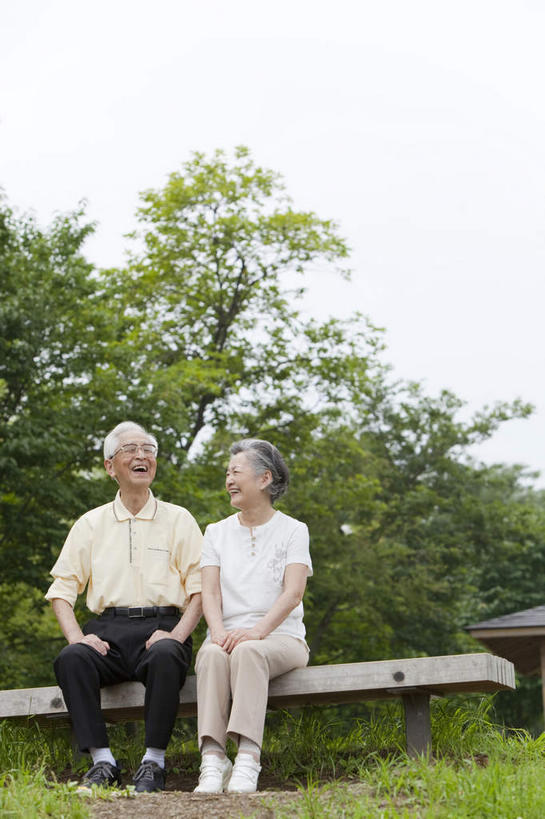 东方人,两个人,夫妻,笑,说,微笑,露齿笑,竖图,室外,白天,正面,爱情,讨论,草地,草坪,植物,叶子,亚洲,阴影,服装,生气,光线,板凳,影子,长凳,凳子,绿叶,浪漫,小草,黄种人,草,树,树干,树木,树枝,衣服,黄色,绿色,白色,天空,阳光,自然,天,嫩叶,恩爱,活力,恋人,朝气,生长,晴朗,成长,生机,希望,枝叶,万里无云,交流,老年男性,老年女性,男人,男性,女人,女性,亚洲人,夫妇,情侣,叶,叶片,晴空,晴空万里,沟通,讲话,交谈,商讨,说话,谈话,彩图,全身,伴侣