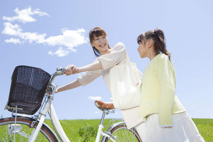 东方人,儿童,两个人,家庭,母亲,女儿,家,栏杆,坐,笑,微笑,露齿笑,横图,室外,白天,仰视,凉鞋,鞋,裙子,纯洁,草地,草坪,植物,鞋子,金属制品,亚洲,握,摇摆,阴影,连衣裙,球鞋,反射,金属,影子,栅栏,支架,房屋,屋子,围栏,注视,黄种人,外套,护栏,楼房,住宅,草,小孩,衣服,黄色,蓝色,绿色,秋千,观察,看,转头,温暖,温馨,母女,一家人,抓,可爱,母爱,童年,童趣,握着,服饰,观看,锁链,和睦,察看,关注,摇晃,童真,烂漫,无邪,摇荡,天真,年轻女性,女孩,女人,女性,亚洲人,孩子,年轻人,坐着,半身,彩图,低角度拍摄,房子,融洽,女生