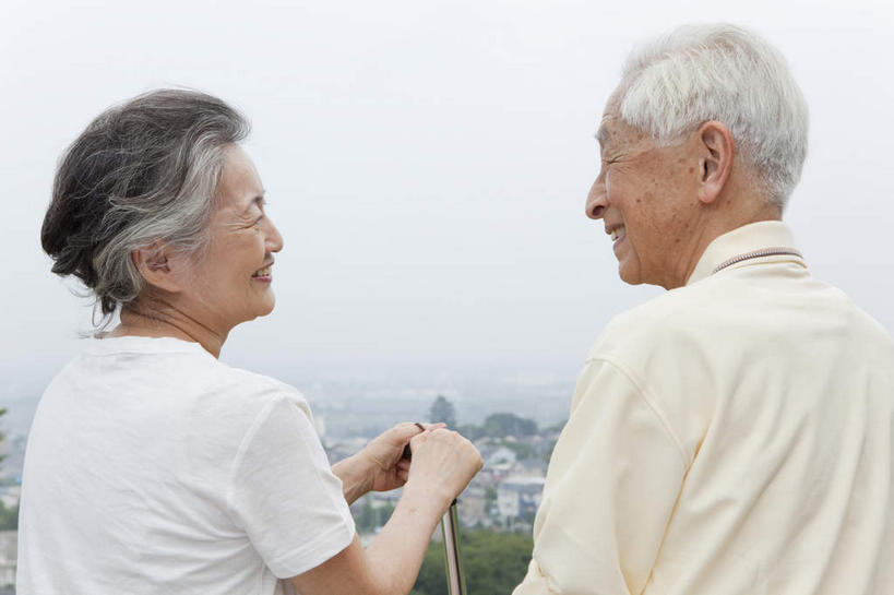 东方人,两个人,夫妻,高楼大厦,坐,笑,说,微笑,露齿笑,横图,室外,白天,爱情,度假,讨论,草地,草坪,美景,植物,城市风光,标志建筑,城市,大厦,地标,建筑,摩天大楼,叶子,亚洲,握,阴影,朦胧,模糊,并排,光线,工具,影子,景观,建筑群,绿叶,浪漫,小草,黄种人,娱乐,建设,相视,草,树,树干,树木,树枝,背面,绿色,天空,阳光,自然,天,复健,享受,休闲,康复,面对面,器械,嫩叶,景色,恩爱,放松,握着,恋人,生长,晴朗,成长,拐杖,对视,手杖,医疗设备,枝叶,医疗器械,相对,医疗工具,万里无云,相看,辅助设备,交流,老年男性,老年女性,男人,男性,女人,女性,亚洲人,夫妇,情侣,叶,叶片,晴空,晴空万里,沟通,讲话,交谈,商讨,说话,谈话,坐着,半身,彩图,大楼,高层建筑,高楼,摩天楼,伴侣