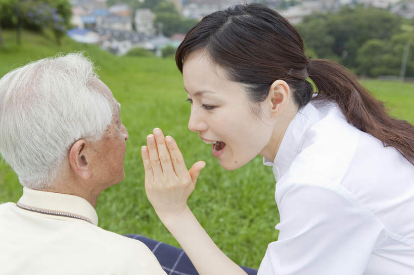东方人,两个人,病人,护士,站,横图,室外,白天,工作服,制服,草地,草坪,植物,亚洲,朦胧,模糊,黄种人,草,背面,绿色,站着,白衣天使,私语,耳语,工作制服,老年男性,男人,男性,年轻女性,女人,女性,亚洲人,患者,就医者,站立,半身,彩图,工作套服