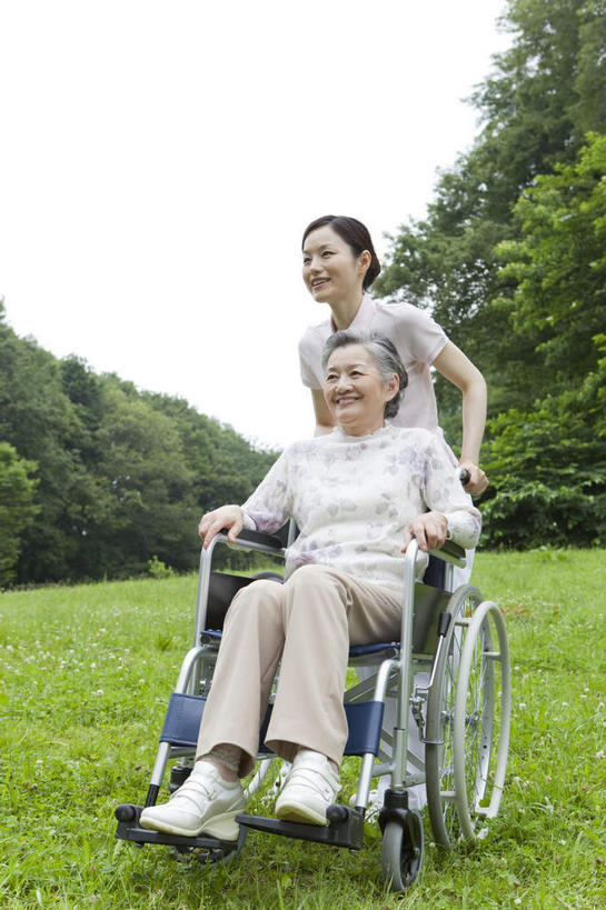 东方人,两个人,病人,护士,站,坐,竖图,室外,白天,正面,草地,草坪,树林,植物,亚洲,工具,云,云朵,云彩,黄种人,草,树,树木,蓝色,绿色,白云,蓝天,天空,自然,轮椅,天,复健,站着,康复,器械,生长,晴朗,成长,医疗设备,白衣天使,医疗器械,医疗工具,辅助设备,年轻女性,女人,女性,亚洲人,患者,就医者,晴空,站立,坐着,彩图,全身